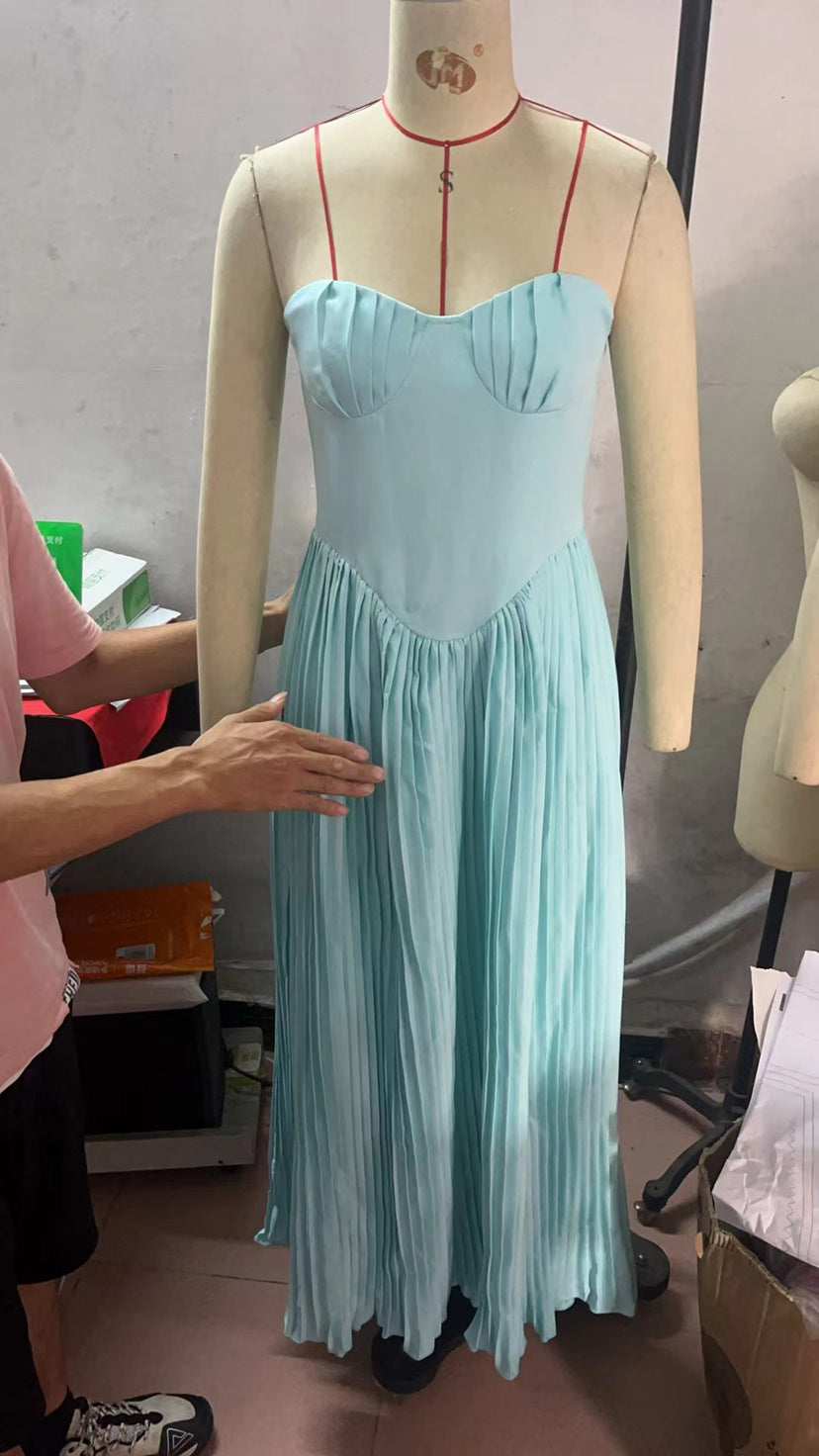 Robe Bustier – Plissé Sublime & Allure Captivante💙
