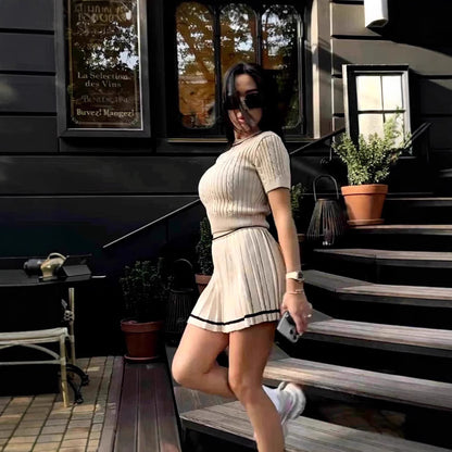 Ensemble Mini – Pull Court & Jupe Plissée en Mouvement⭐