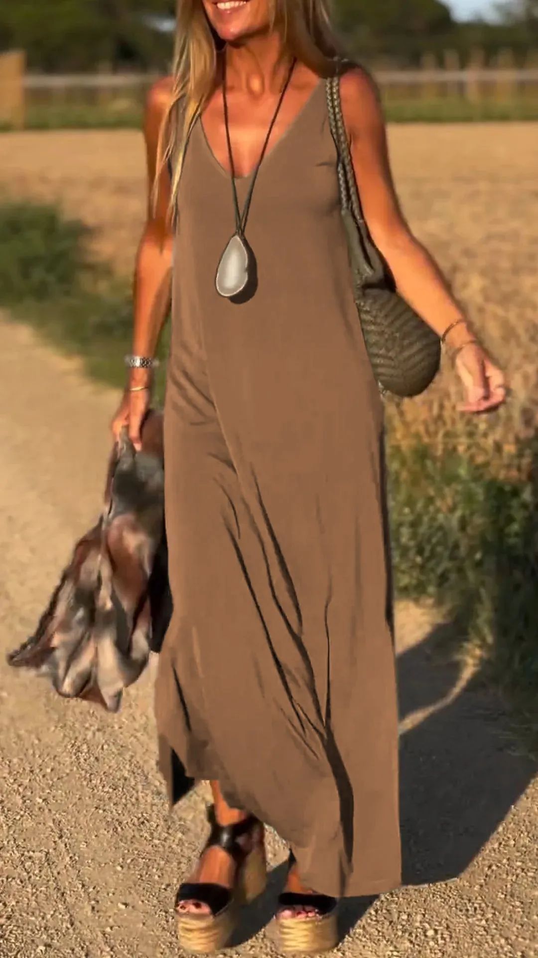 Robe Décolleté – Lignes Sensuelles & Éclat d’Été🌞