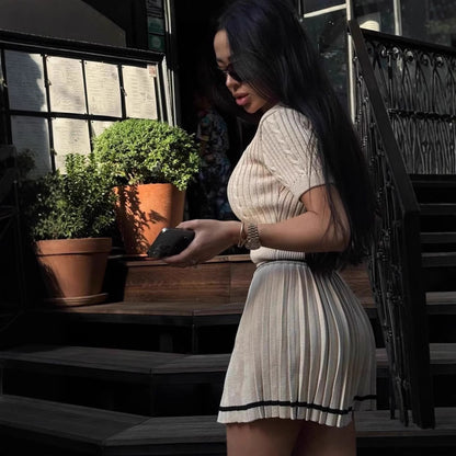 Ensemble Mini – Pull Court & Jupe Plissée en Mouvement⭐